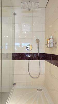 Mit großer ebenerdiger Dusche