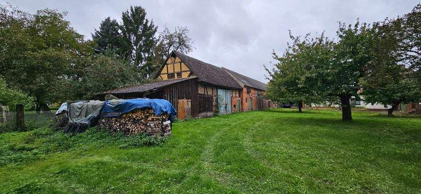 Holzlagerung möglich, Blick auf die Scheune vom Grundstück