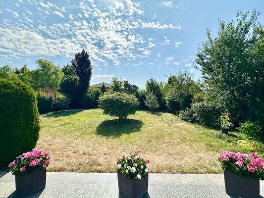 große Terrasse mit Blick in den Garten