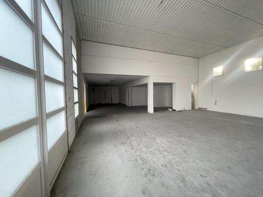 großzügige Hallenflächen
