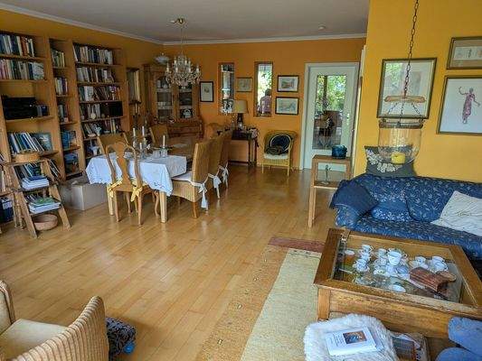 Wohnzimmer mit Esstisch