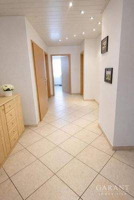 Heller Flur mit Holzdetails