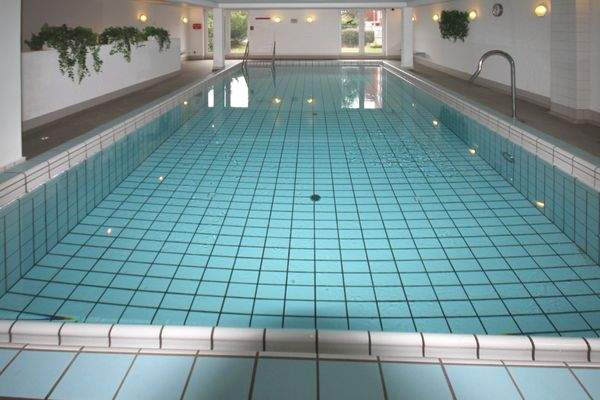 großes Schwimmbad mit Fenstern