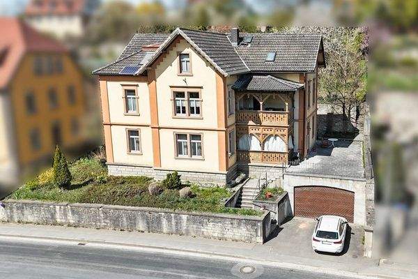 Hausansicht Straße mit Eingang