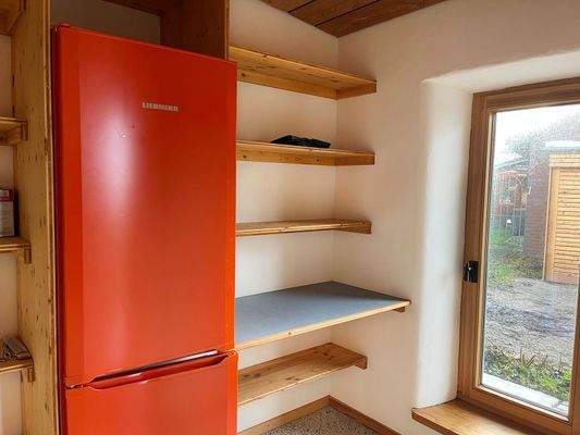 Abstellraum mit Gefrierkombi
