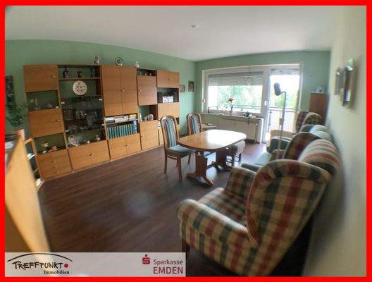 Wohnzimmer mit Zugang zum Balkon