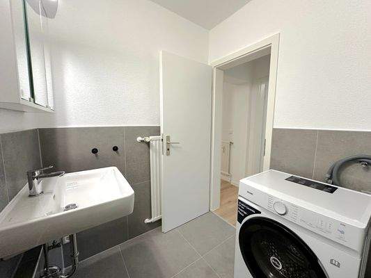 Helles Badezimmer mit Waschmaschine