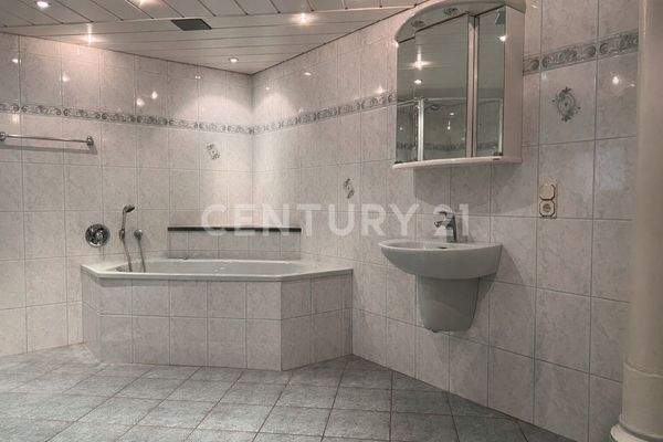 Badezimmer mit Eckbadewanne, Erdgeschoss