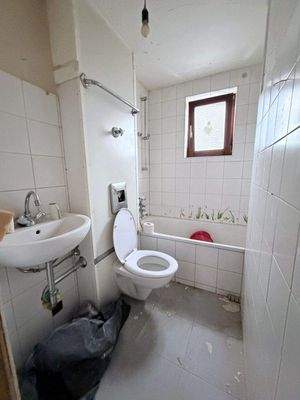 Bad unrenovierte Whg 2.JPG