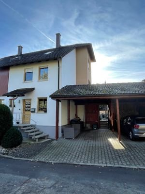 Vorderansicht des Gebäudes mit Carport