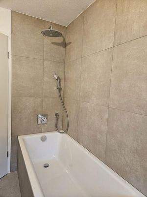 Badewanne mit Dusche
