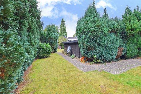 ... und man gelangt zu Fuß nach hinten. Eine Zufahrt kann angelegt werden