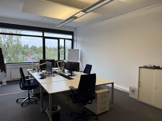 Büro mit 4 Schreibtischen