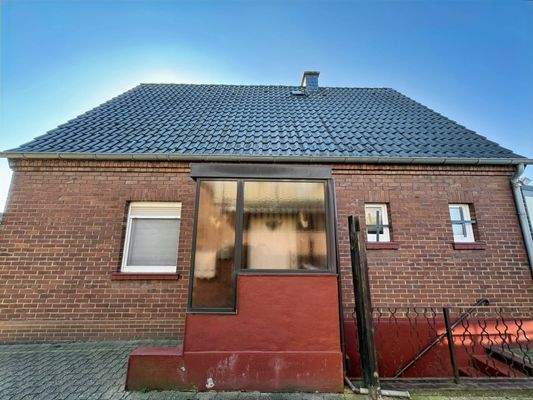 Seitenansicht mit Windfang und Kelleraußentreppe