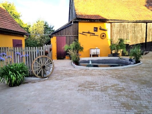 Innenhof mit kleinem Teich
