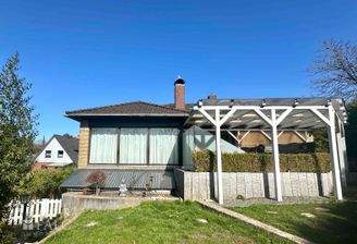 Blick vom Garten auf die überdachte Terrasse