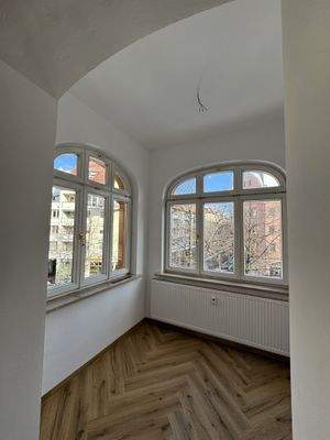 Helles Zimmer mit Bogenfenstern