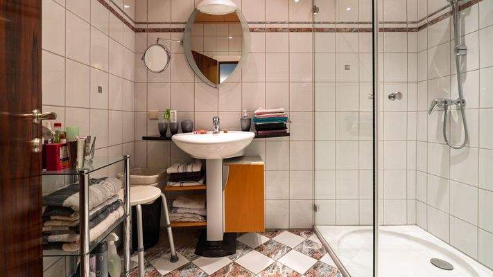 Bad Dusche vor Arbeitszimmer