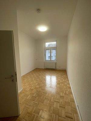 Leerer Raum mit Fenster