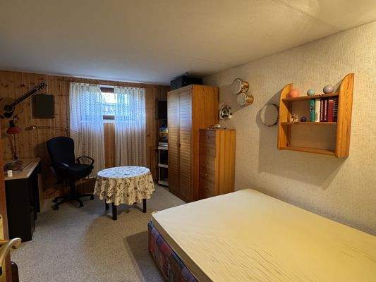 Wohnlich ausgebautes Zimmer im Keller