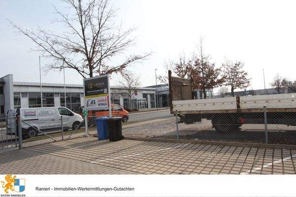 Parkplätze vorm Gebäude