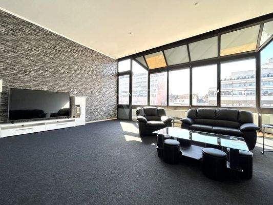 Lichtdurchflutetes Wohnzimmer mit hohen Decken