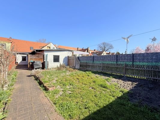 Garten mit gepflasterten Weg