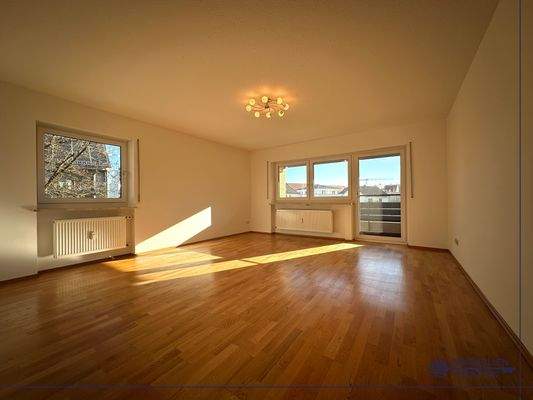 Wohnzimmer mit Zugang zu Balkon/Loggia