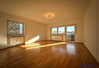 Wohnzimmer mit Zugang zu Balkon/Loggia