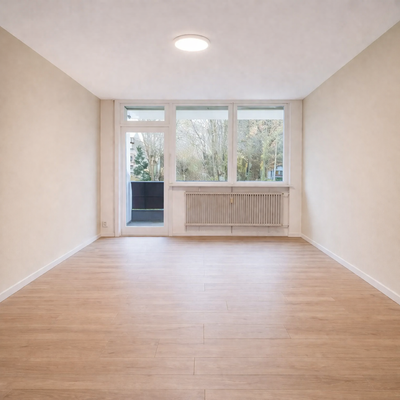 Wohnzimmer mit Balkon 