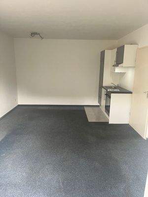 Wohnzimmer mit neuer Einbauküche