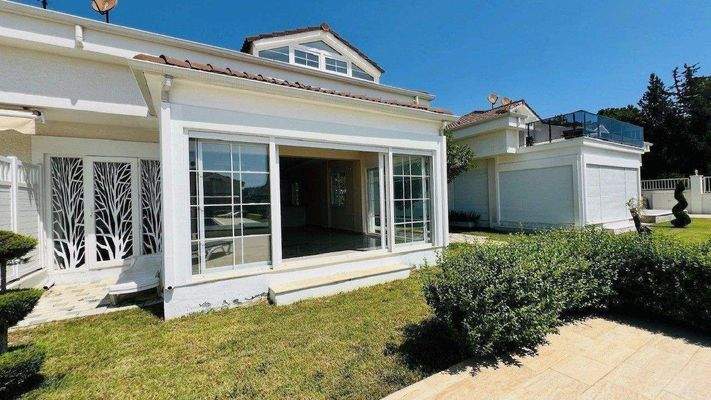 DHH mit Wintergarten ohne Mobiliar