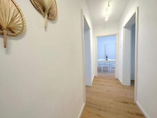 Moderner Flur mit Esszimmer