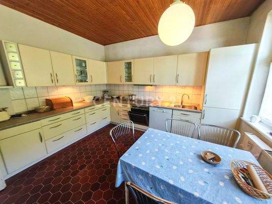 Riesen Küche mit Sitzgelegenheit im EG