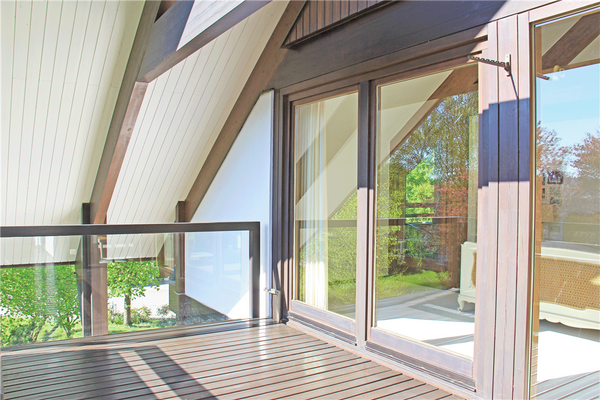 Der Ostbalkon ist vom Schlafzimmer zugänglich