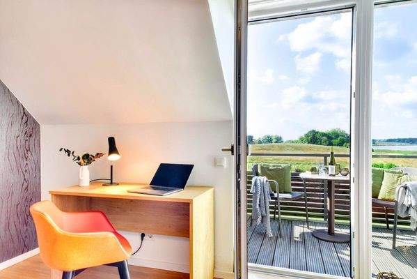 Schreibtisch und Balkon