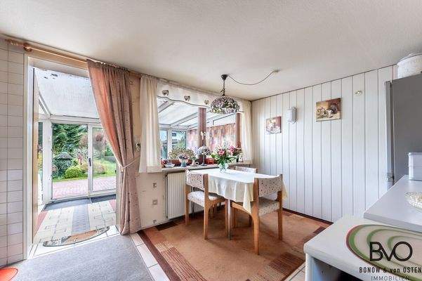 Koche- und Essbereich mit angrenzendem Wintergarten