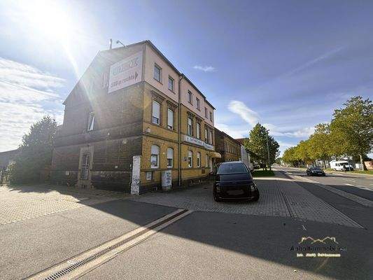 Hausansicht mit Parkplätzen