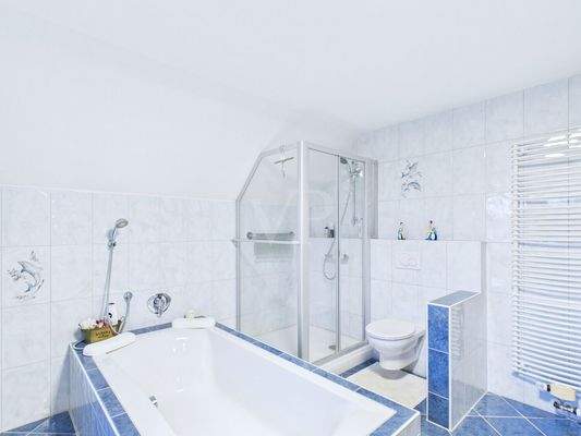 Große, freistehende Badewanne