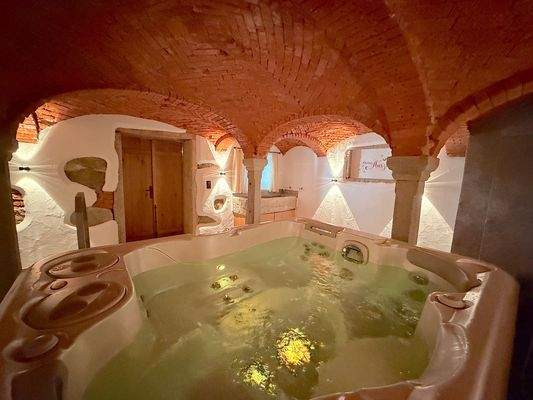 13 Gewölbe mit Whirlpool.JPG