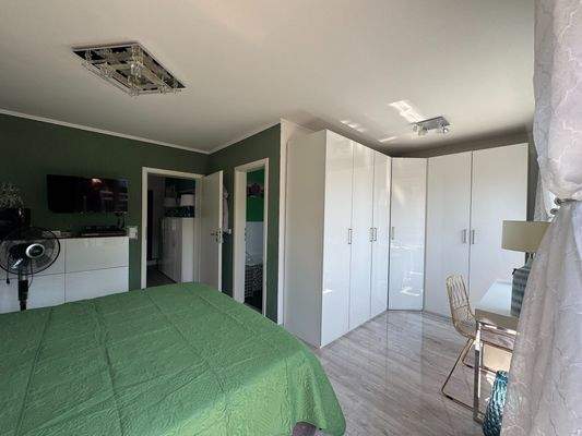 geräumiges Schlafzimmer 