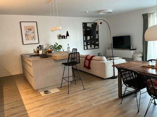 Küchenblock mit Blick in den Wohn-Eßbereich, Boden PVC in Holzoptik, Wände Rauhfaser weiß