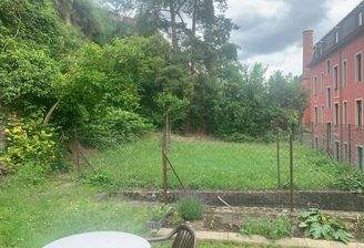 Grünfläche am Berg