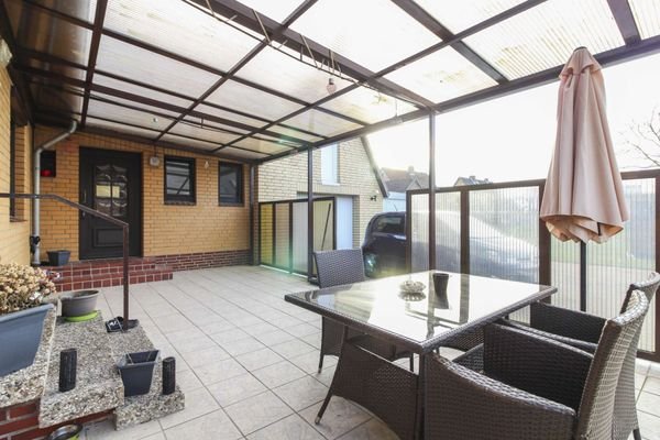 Überdachte Terrasse EG