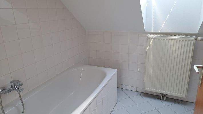 Badezimmer mit Wanne und WC