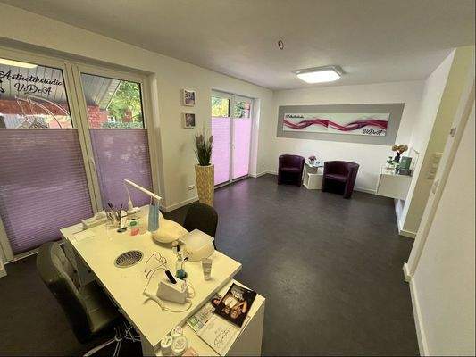 Wohnzimmer mit Terrassenzugang/Büro in der ELW