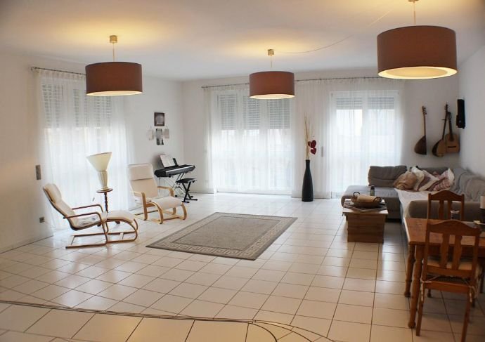 Großzügige Singlewohnung mit Terasse vor