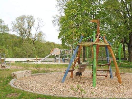 großer öffentlicher Spielplatz