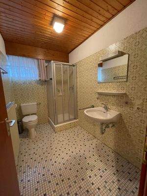 UG Bad mit Tageslicht Dusche und WC 