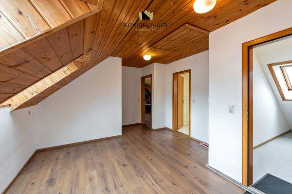 Oben geht's weiter - die geräumige Diele führt...